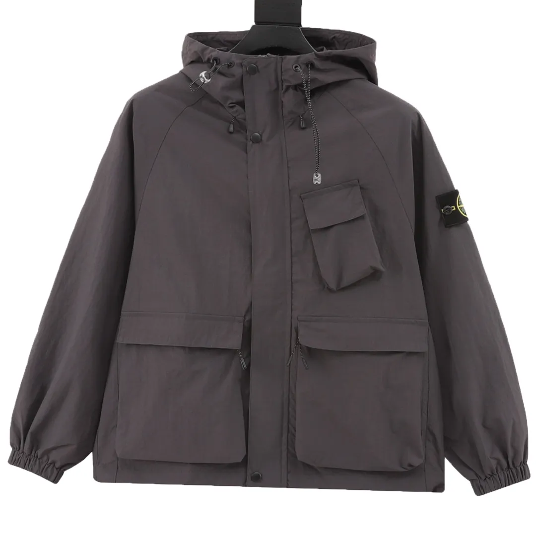 🅿️660 Stone Island/Stone Island functional zipper hooded jacket. In order to restore all the texture of ZP, this year the team spent several months and finally shipped it. All excipients are restored to ZP! Highly permeable laminated fabric Gore-tex imitates water-breathable film, which feels better and more comfortable. The fabric has certain waterproof, windproof and UV-proof effects. It is one of the must-choose jacket fabrics in Stone Island. It is light and thin, which is the characteristic of the fabric. It is functional and sporty. There are two pockets on the chest. The arms have the logo embroidery of the Stone Island navigation compass badge. The zipper pocket on the back can be folded to pack the entire garment. It is a must-have item for outdoor travel! size：S-XL
